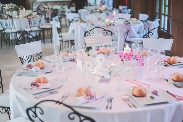 décoration table mariage design gris fuchsia élégant