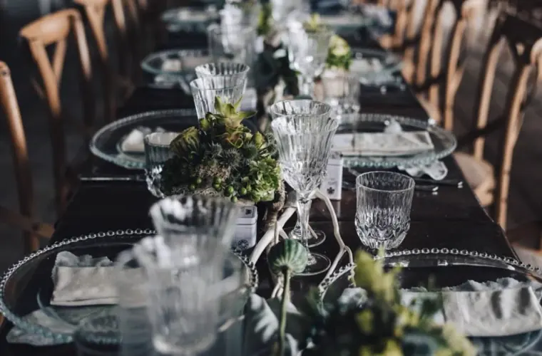 beau mariage raffiné - table de mariage avec nappe noire et verres de Crystal