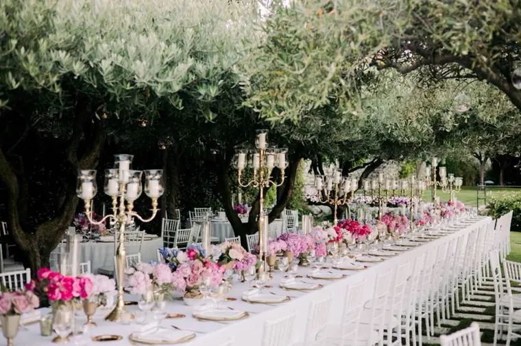 Mariage d'extérieur - très grands chandeliers or et verre avec bougies blanches