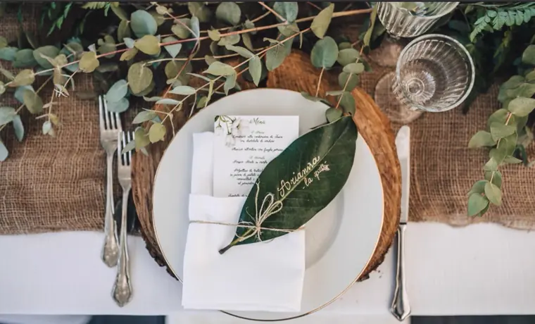 D&eacute;tail de la d&eacute;coration de table &agrave; l&rsquo;eucalyptus