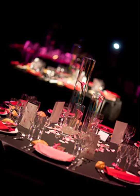 La table vue de profil, les vases hauts et les assiettes de présentation