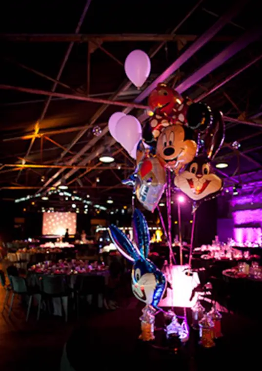 La table des enfants et son bouquet de ballons