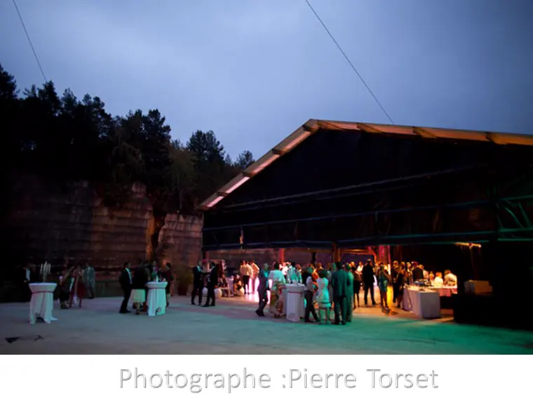 Le cocktail au crépuscule, sous le hangar de bois, devant la paroi de la carrière