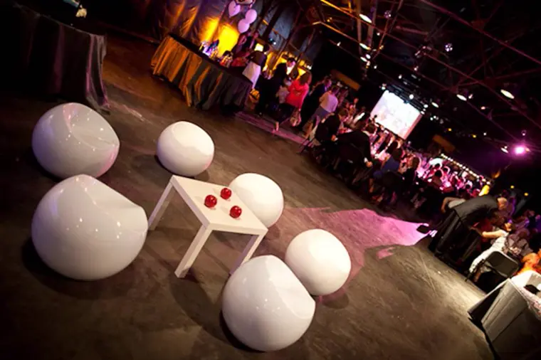 L’espace lounge : assises blanches arrondies et table basse, face à la piste