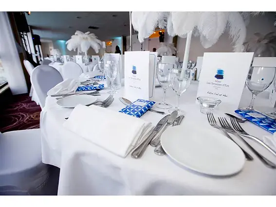couvert dresse en blanc et bleu cobalt, menu pose sur l assiette