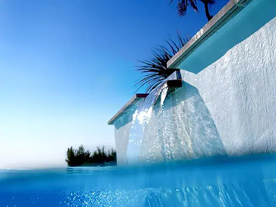 piscine a debordement se confondant avec la Mediterranee