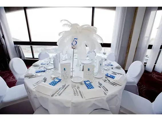 table ronde blanche et cobalt, centre de table en plumes d autruche blanches