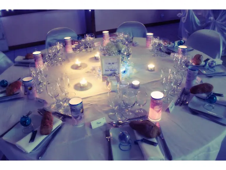 table des mariés éclairée en bleu, bougies chauffe-plat et boules de Noël turquoise