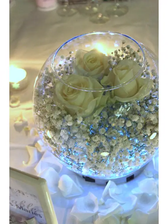 roses blanches et gypsophile dans un vase boule illuminé par le dessous