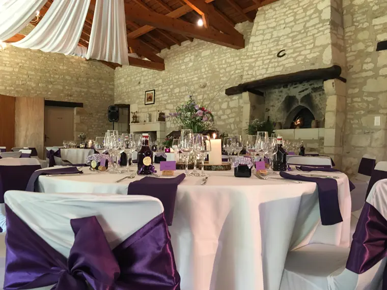 La table d’honneur devant la cheminée de pierre