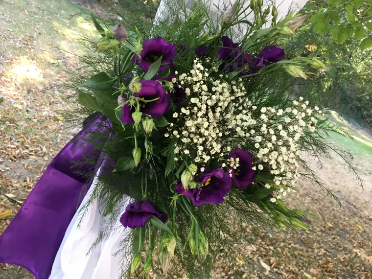 Le bouquet de la mariée : lisianthus violets et gypsophile