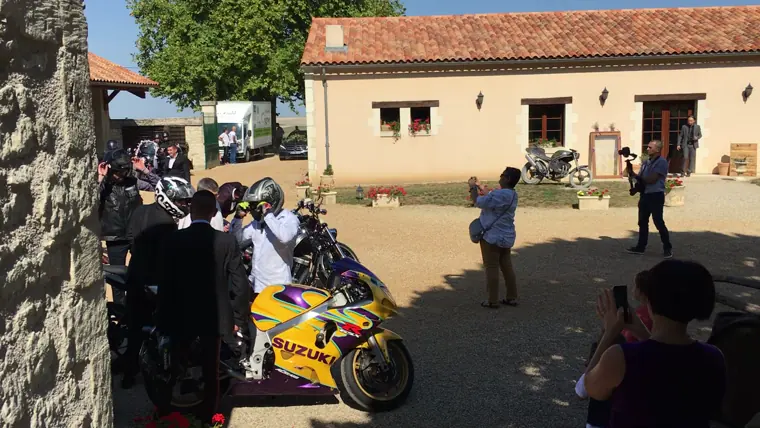 Les motos des invités garées dans la cour du domaine