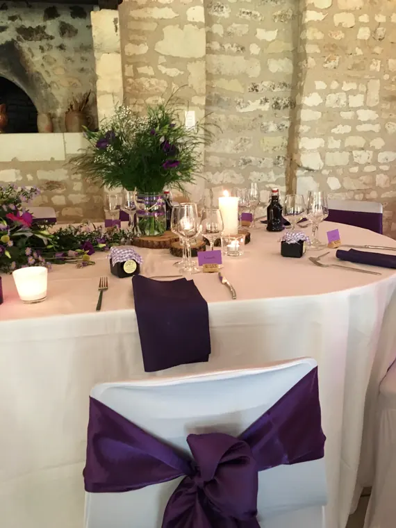 Le centre de table de la table d’honneur, feuillage et bougies