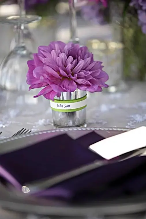 Mariage signature - marque place petit pot alu avec une fleur - dahlia violet