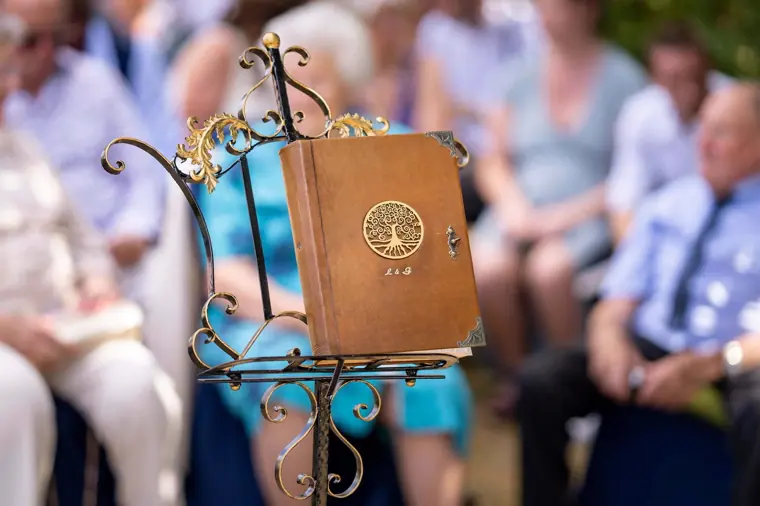 Le grimoire relié qui portait les vœux