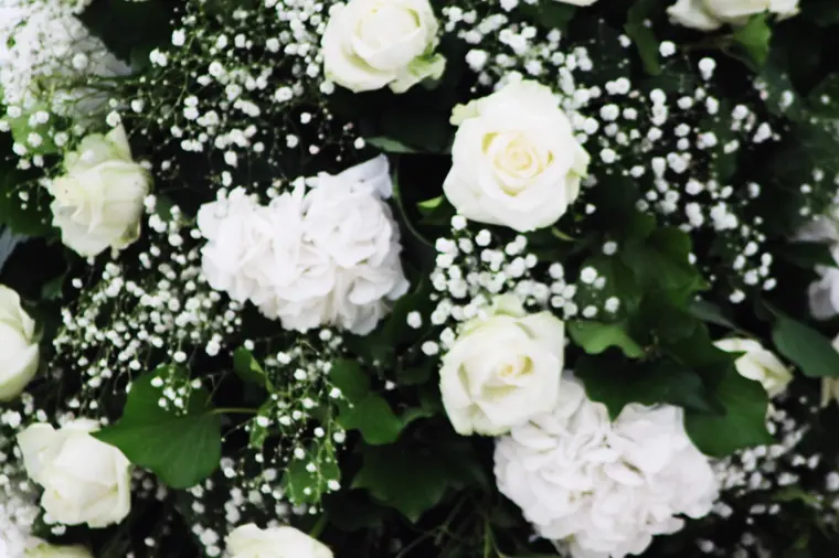 gros plan d une boule suspendue de roses blanches, gypsophile, hortensias et lierre