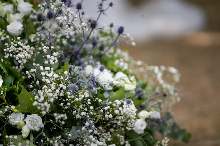 Le bouquet de la mariée : gypsophile, feuillages et fleurs blanches