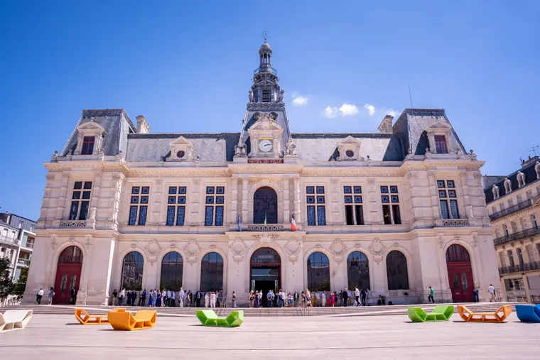 La façade de l’hôtel de ville de Poitiers, avant le passage devant l’officier d’état civil