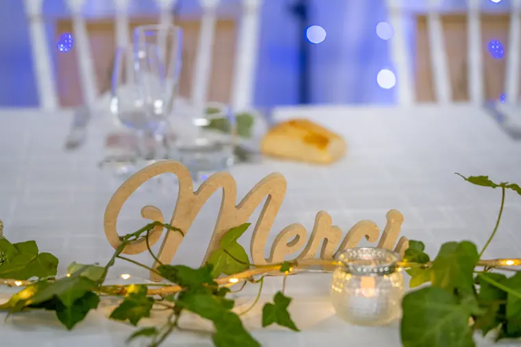 Le « Merci » en lettres dorées, sur la table d’honneur