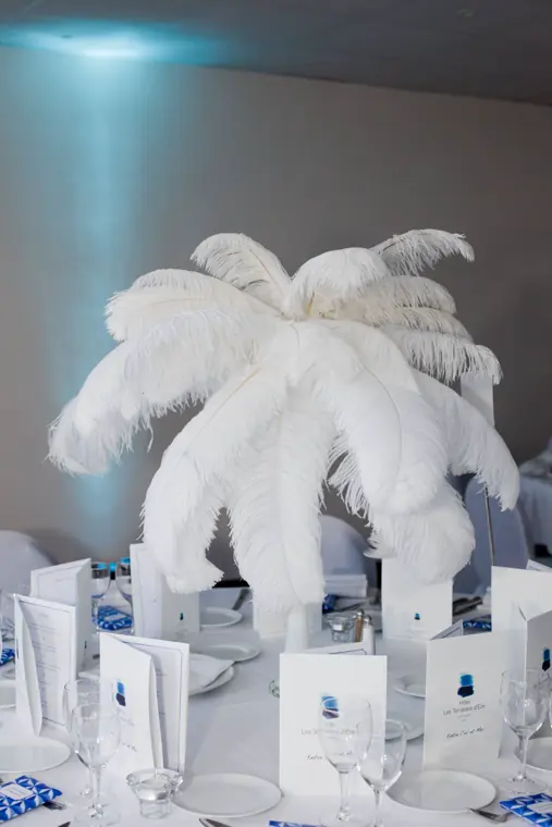 Le centre de table : une gerbe de plumes d’autruche blanches dressée sur pied
