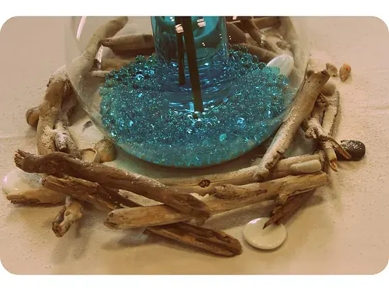 couronne de bois flotte autour d un bol d eau turquoise, vue de dessus