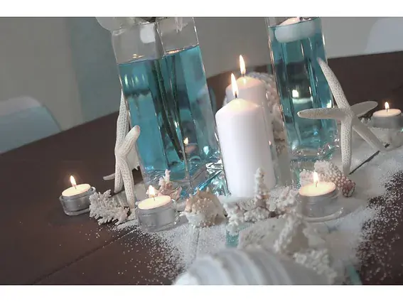bougies, coquillages et bois flotte le long du chemin de table