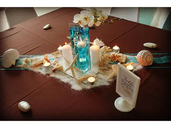 table dressee en chocolat, chemin turquoise et cadre portant le menu