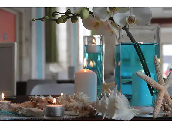 orchidees blanches, bougie et etoile de mer sur le chemin de table
