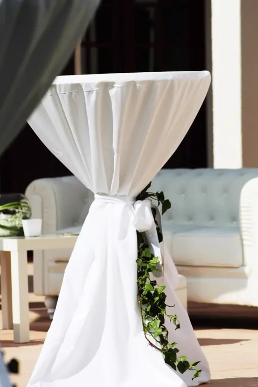 mande debout cocktail mariage nappe blanche