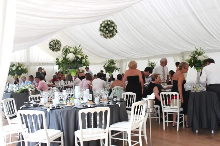 les invites attables sous le tivoli, pendant la reception