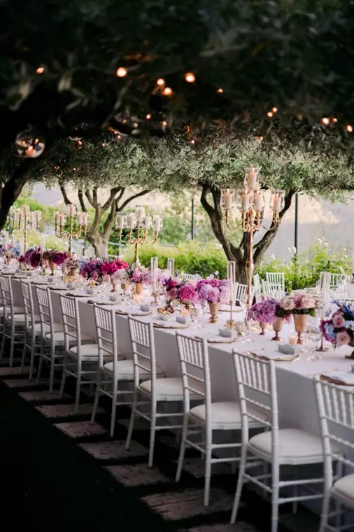 mariage prestige en extérieur - vue sur la montagne - chaise en bois blanches - nappe blanche luxe