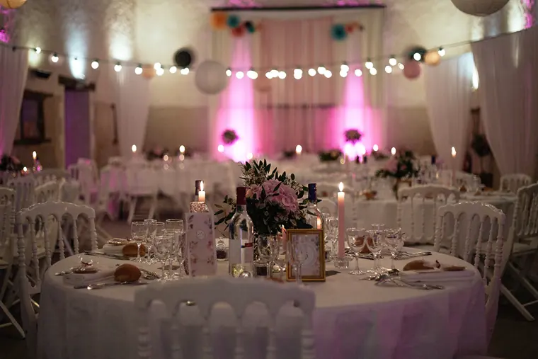 La même grange, quatre ans plus tôt, en guirlandes guinguette et lumières roses