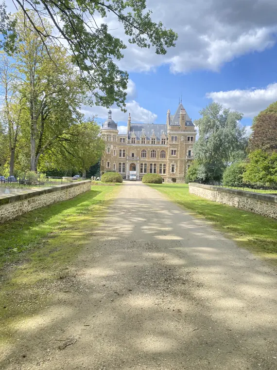 L’allée qui franchit les douves et mène au château