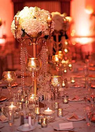 centre de table : candelabre, hortensias blancs et photophores de verre mercure