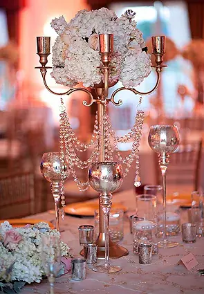 chandelier de cristal surmonte d un bouquet d hortensias blancs