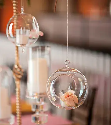 globes de verre suspendus, chacun abritant une bougie