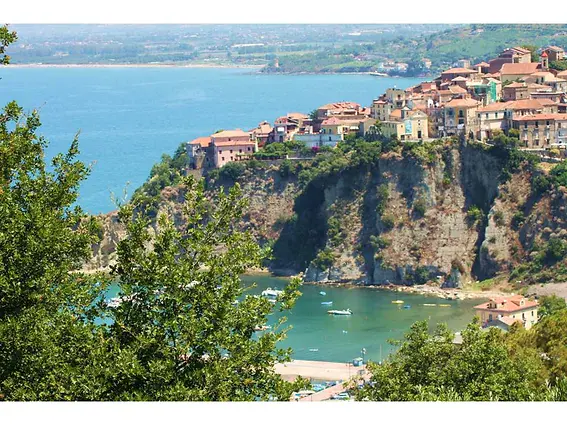 La c&ocirc;te amalfitaine : un village accroch&eacute; &agrave; la falaise au-dessus d&rsquo;une baie turquoise