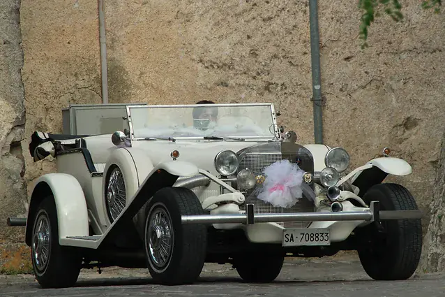 la voiture des maries, une decapotable blanche de collection immatriculee en Italie