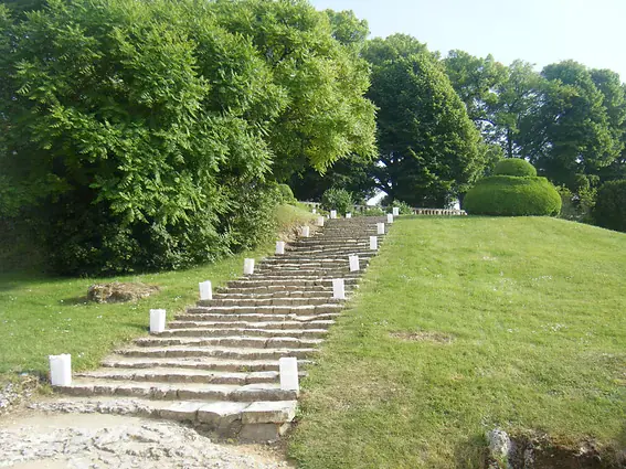 Les lanternes blanches alignées de part et d’autre de l’escalier des jardins
