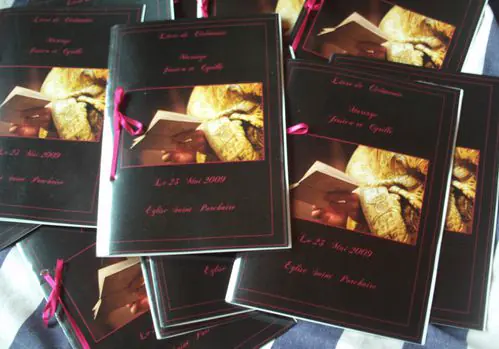 Les livrets de cérémonie noirs et fuchsia, rubans noués