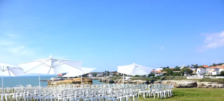 À Royan, les rangées de chaises et les parasols installés face à la mer