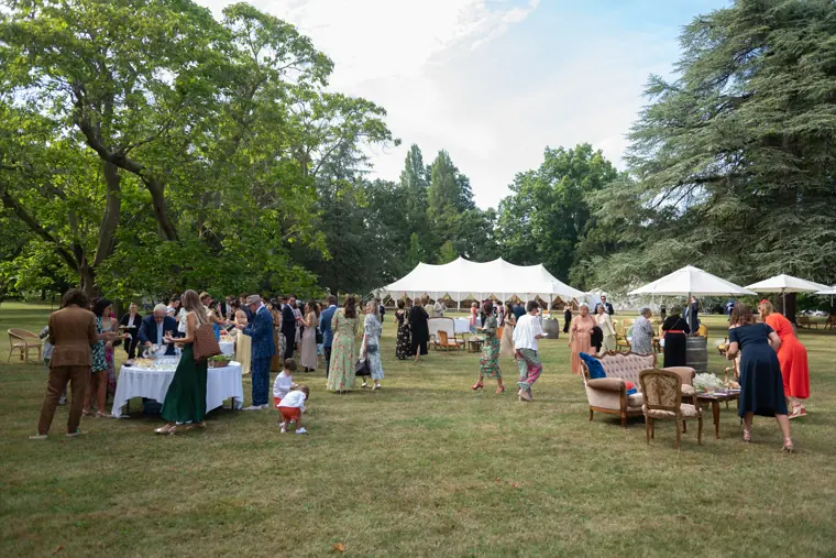 Les invités au cocktail, dans le parc du château