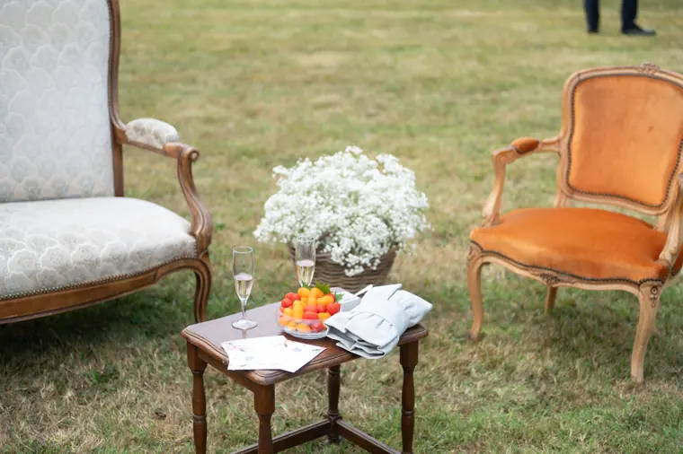 Salon de jardin chiné : banquette ancienne, fauteuil de velours orange et gypsophile
