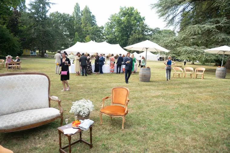Le salon de jardin installé en plein air pour le cocktail