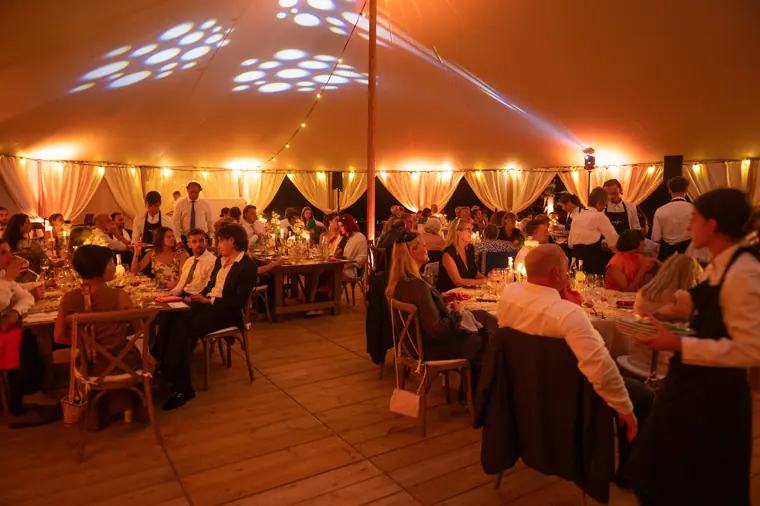 Le dîner sous la tente, dans une lumière chaude