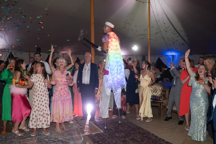 Les échassiers font leur entrée sous les confettis, devant les invités