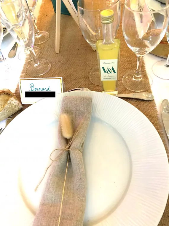 Serviette de lin et cadeau d’invité : une bouteille de limoncello au monogramme V&A