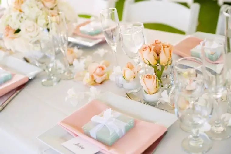 serviette rose sur une table de mariage avec boite cadeau invité