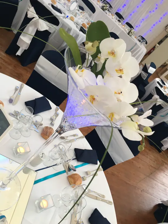 Les orchidées en cascade, la table d’honneur et son mur lumineux au fond