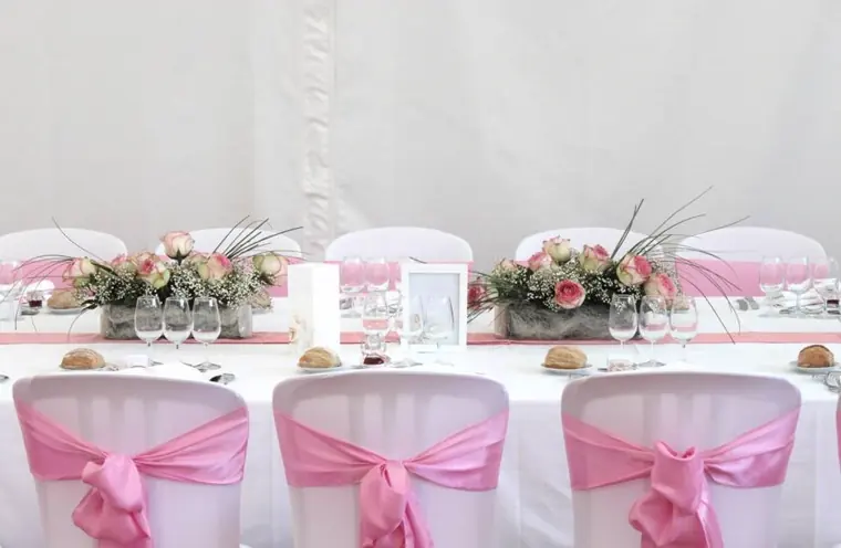 La table d’honneur, ses compositions basses de roses et de gypsophile
